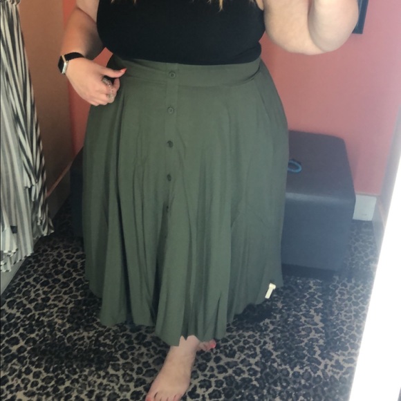 NWT Torrid size 1 red button front skirt - Picture 5 of 5